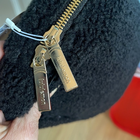 Lululemon NWT Everywhere 2L Fleece Belt Bag, includes reusable Lululemon bag - Picture 9 of 15